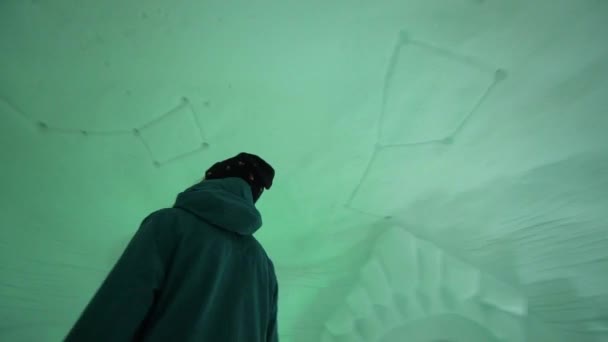 Igloo hotel. Igloo interior. Friends have fun on the ski resort. Stunning interior in icy room at Ice Hotel. Frozen room made of ice and snow at famous Icehotel. - Záběry, video