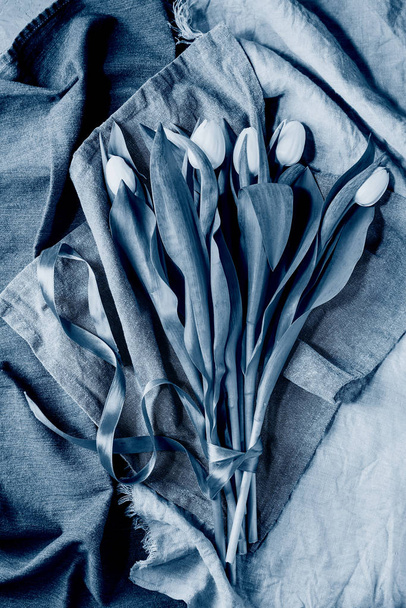 White tulips over grey - Zdjęcie, obraz