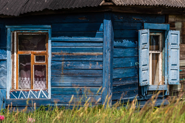 Дерев "яний будинок у селі Европія. - Фото, зображення