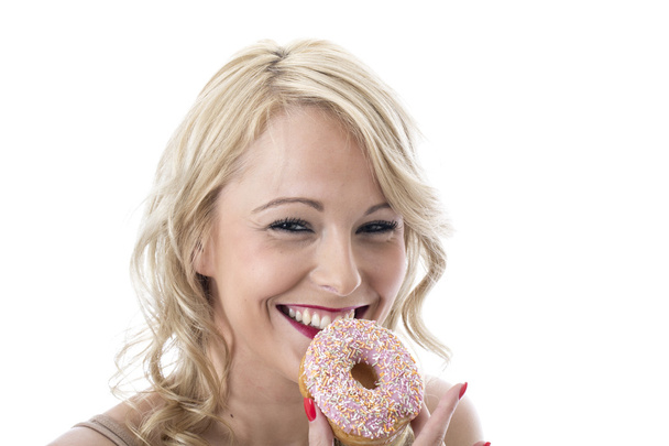 attraktive junge Frau mit eisigen Donuts - Foto, Bild
