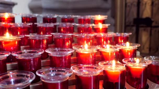 Svíčky v katolickém kostele, víra a naděje - Záběry, video