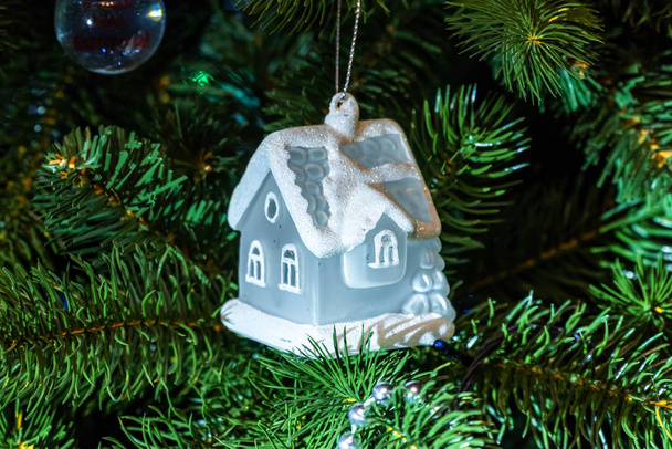 Decoraciones y juguetes navideños en casa Árbol de Navidad
. - Foto, Imagen