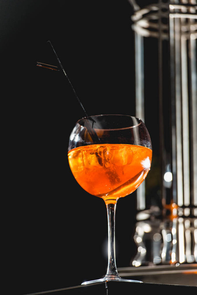 copa de refrescante cóctel alcohólico naranja en una mesa en el bar
 - Foto, imagen