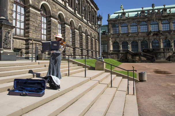 Скрипач на ступенях Дрезденской художественной галереи
 - Фото, изображение