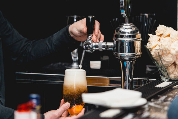 бармен наливает стакан светлого пива
 - Фото, изображение