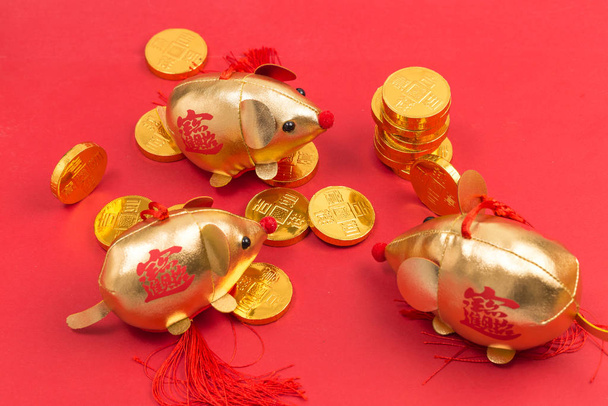 Χρυσά νομίσματα, ράβδοι χρυσού και μασκότ για το έτος του αρουραίου - Φωτογραφία, εικόνα