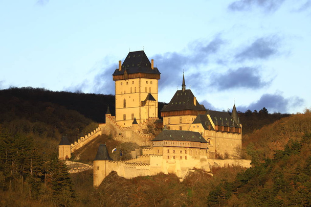 μεσαιωνικό κάστρο Karlstein σε ένα ψηλό γκρεμό - Φωτογραφία, εικόνα