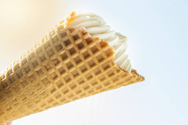 Conos de helado de vainilla sobre fondo blanco, delicioso postre sobre fondo de luz solar brillante
 - Foto, imagen