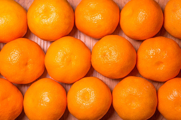 Frutas ou tangerinas de laranjas de tangerina frescas, como fundo
. - Foto, Imagem