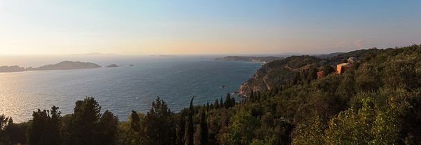 panoramiczne zdjęcia morza w zatoce z zielonej góry i niebieski clo - Zdjęcie, obraz
