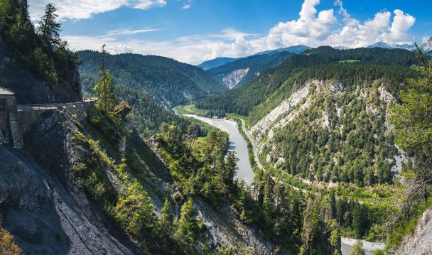 Canyon Ruinaulta no leste da Suíça
 - Foto, Imagem