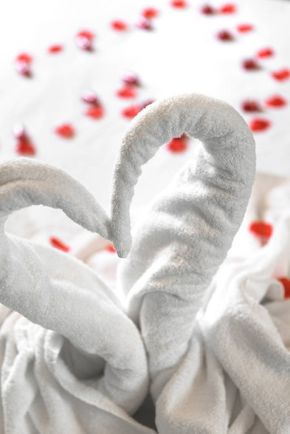 Dvě bílé ručníkové labutě na posteli - Fotografie, Obrázek