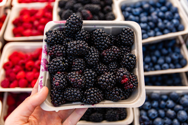 Fruits frais au marché fermier extérieur
 - Photo, image