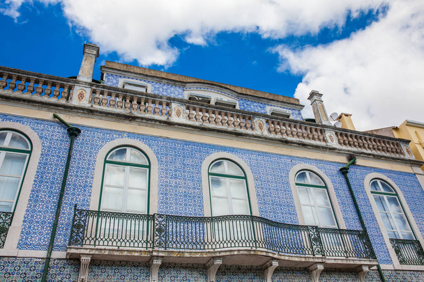 Παραδοσιακή αρχιτεκτονική των προσόψεων που καλύπτονται με κεραμικά πλακίδια που ονομάζονται azulejos στην πόλη της Λισαβόνας στην Πορτογαλία - Φωτογραφία, εικόνα