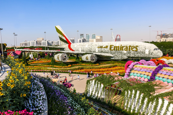 Güneşli bir günde 45 milyondan fazla çiçeğin bulunduğu Mucize Bahçesi 'nin Flourish Manzarası Dubai' de Çiçek Bahçesi, Uae - Fotoğraf, Görsel