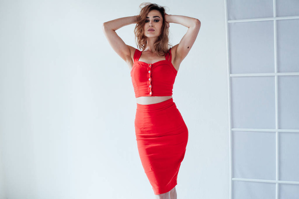 Portret pięknej modnej kobiety w czerwonej sukience stylu ubrania - Zdjęcie, obraz