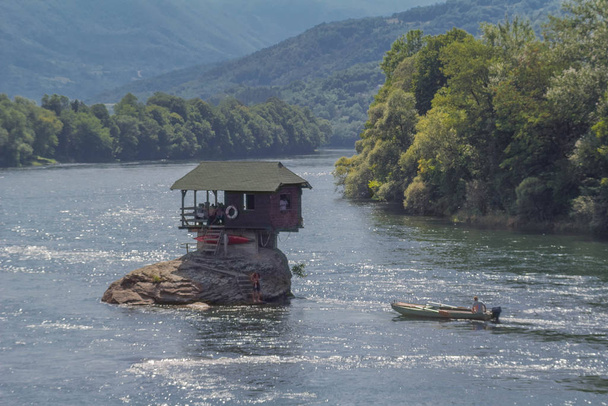 Знаменитый уединённый дом на реке Дрина в Сербии
 - Фото, изображение
