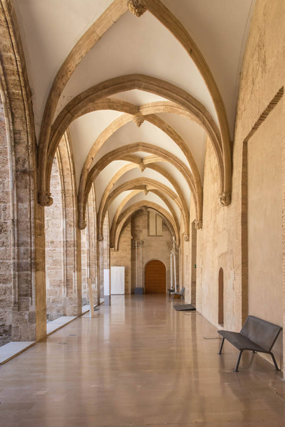 Gotische hal met zuilen. Centre del Carme, Valencia Spanje - Foto, afbeelding