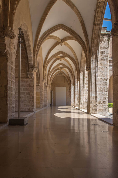 Salão gótico com colunas. Centre del Carme, Valência Espanha
 - Foto, Imagem