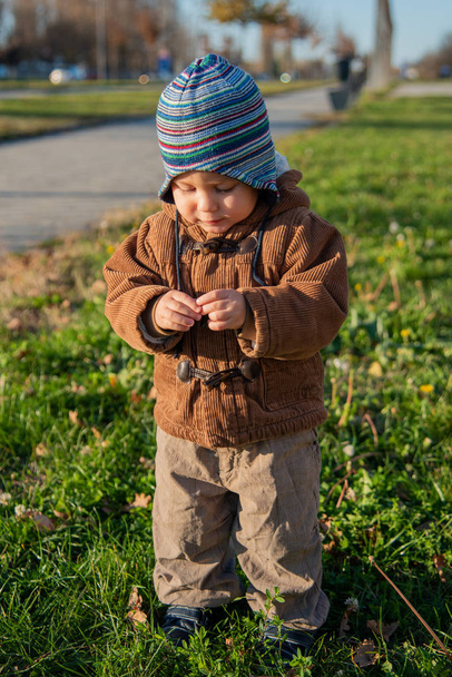 Sladký chlapeček na ulici - Fotografie, Obrázek