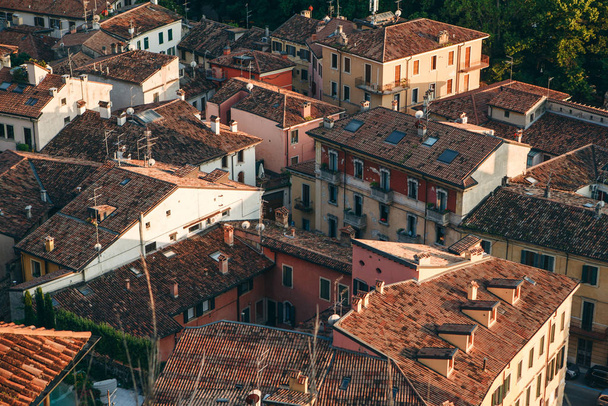 Vista superior do telhado em Verona, na Itália
. - Foto, Imagem