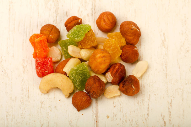 Pähkinät ja kuivat hedelmät
 - Valokuva, kuva