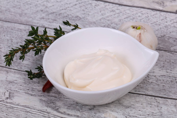 Mayonnaise-Sauce in der weißen Schüssel serviert Thymian und Knoblauch - Foto, Bild