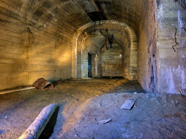 Túnel subterrâneo de mina abandonada
 - Foto, Imagem
