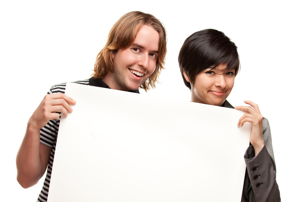 Разнообразная пара, держащая бланк с белой надписью
 - Фото, изображение