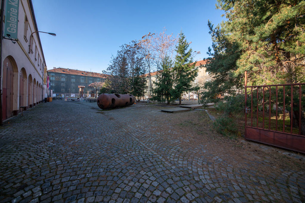 Los cuarteles de Karlin son un complejo gigante de dos edificios históricos en el centro de Praga, donde hasta 2008 se alojaron algunas unidades policiales militares y extranjeras. Durante casi diez años, el complejo abandonado buscaba su uso
 - Foto, imagen