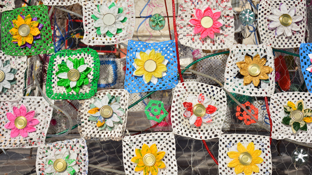 Esteras confeccionadas con tejido alpujarras y tapas de latas recicladas
 - Foto, Imagen