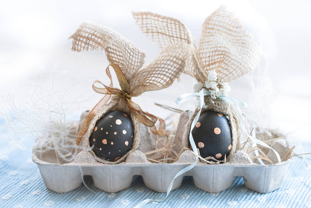Zdobená velikonoční vajíčka v černé se vzorem. - Fotografie, Obrázek