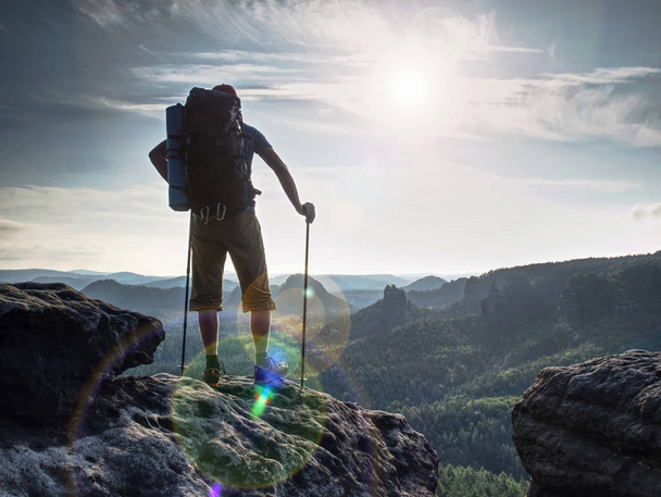 Caminante sostiene bastones de trekking para caminar nórdico y respirar profundamente
 - Foto, imagen