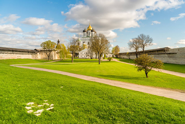 Pskov Krom 'daki Kutsal Üçlü Katedrali ya da Rusya' nın orta kesimindeki Pskov Kremlin manzarası - Fotoğraf, Görsel