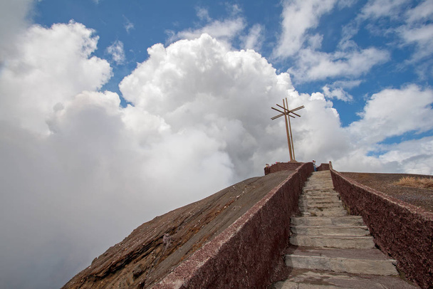 Cruz de Bobadilla - Bobadilla Cross - na hřebeni s výhledem na kráter Santiago v Masaya sopky v Nikaragui. - Fotografie, Obrázek