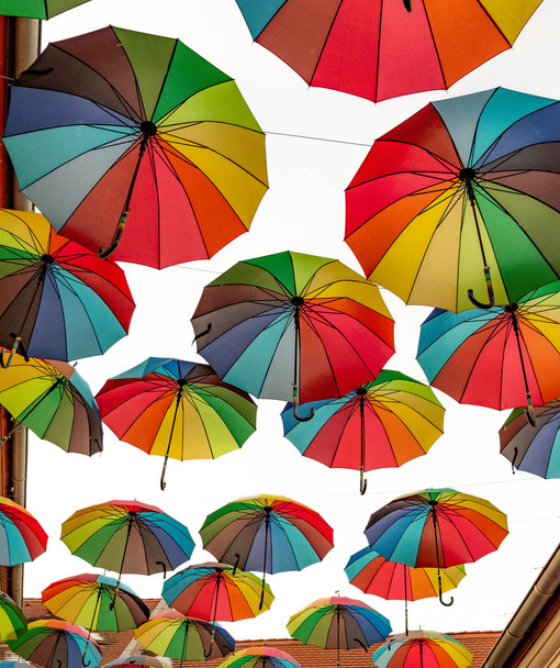 Décoration de rue avec de beaux parasols colorés
 - Photo, image