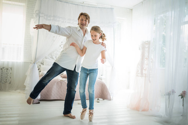 Dad is dancing with his teenage daughter - Φωτογραφία, εικόνα