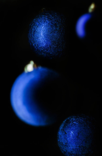 Χριστουγεννιάτικες μπάλες διακόσμηση κλασικό μπλε. Κάθετη κατεύθυνση. Μαύρο φόντο - Φωτογραφία, εικόνα