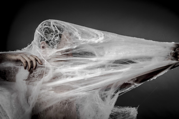 Arachnids kammottava, alaston mies kiinni hämähäkinverkko
 - Valokuva, kuva