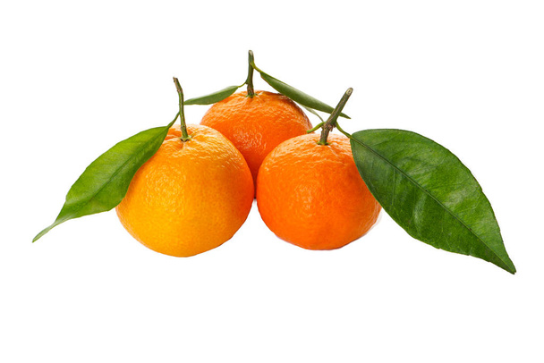Frutas de mandarinas con hojas frescas aisladas sobre un fondo blanco
 - Foto, imagen