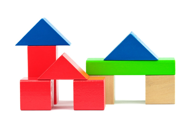Σπίτια κατασκευασμένα από ξύλινες πολύχρωμο παιχνίδι δομικά στοιχεία - Φωτογραφία, εικόνα