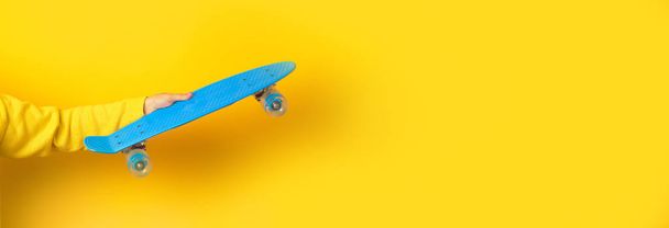 main tenant le skate bleu
 - Photo, image