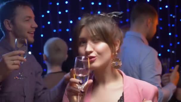Dost canlısı bir partide dans eden güzel bir kız. kurumsal parti kutlaması - Video, Çekim