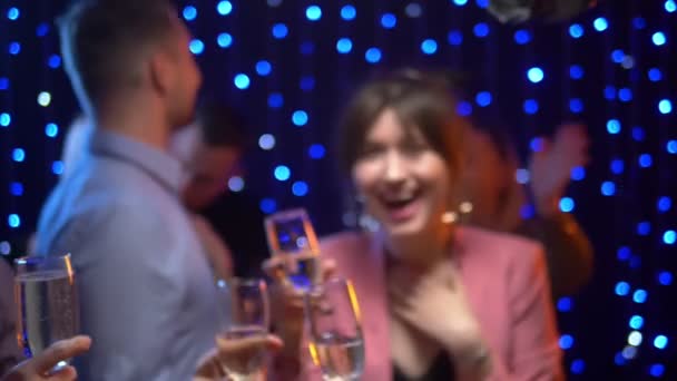 Unscharfe Freunde schütteten Champagner aus der Flasche. Party-Unternehmen - Filmmaterial, Video