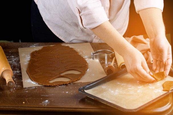 Suklaakeksien leivontaprosessi, eri muodot. Indigrens pöydällä, kondiittorin kädet, jälkiruoat
. - Valokuva, kuva