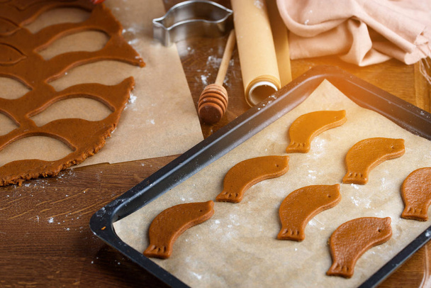 Il processo di cottura dei biscotti al cioccolato, forme diverse. Indigrens in tavola, le mani del pasticcere, dolci
. - Foto, immagini