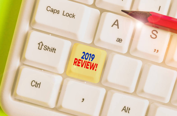 Kirjoitetaan muistiinpanoja, joissa näkyy 2019 Review. Business valokuva esittelee muistaa viime vuoden tapahtumia tärkeimmät toimet tai hyviä esityksiä
. - Valokuva, kuva