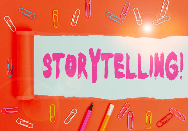 Word Writing Text Storytelling. Geschäftsidee für Aktivitäten, Geschichten zu schreiben, um sie auf Papier und zerrissenem Karton zu veröffentlichen, der über einer einfachen Pastell-Tischkulisse platziert wird. - Foto, Bild