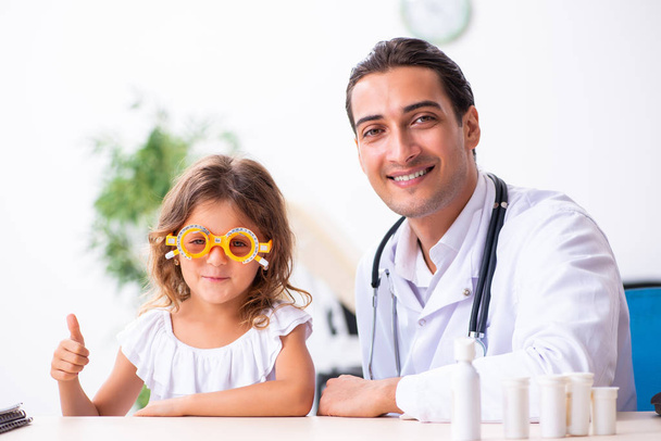 Mladý lékař pediatr s malou dívkou - Fotografie, Obrázek