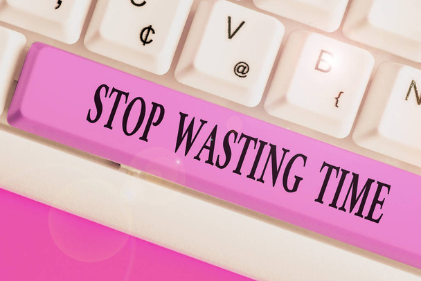 Texte manuscrit Stop Wasting Time. Concept signifiant conseiller la démonstration ou le groupe commencer la planification et l'utiliser judicieusement
. - Photo, image